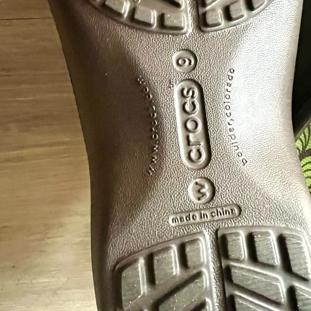 NWOT Crocs Frances Tully Women’s Clogs Size 9M Espresso Parrot Green - Picture 6 of 6